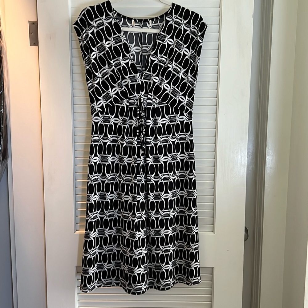 Michael Kors dress - black & white with V neck design